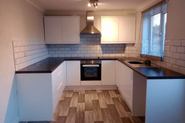 27, Old Mill Crescent, Newark photo 2