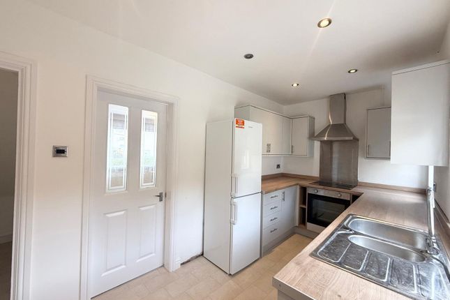 33, Southroyd Park, West Yorkshire photo 2