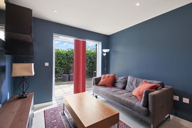 Flat 4, Tawny Court, Shearwater Drive, London photo 3
