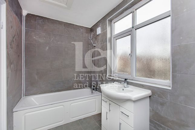 Flat for sale in Keppel Road, London