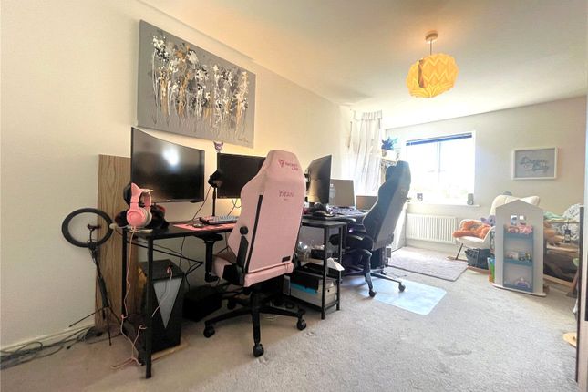 Flat 6, 6, Bartlett Avenue, Farnham photo 2