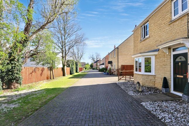 4, Hatwell Row, Carterton photo 2