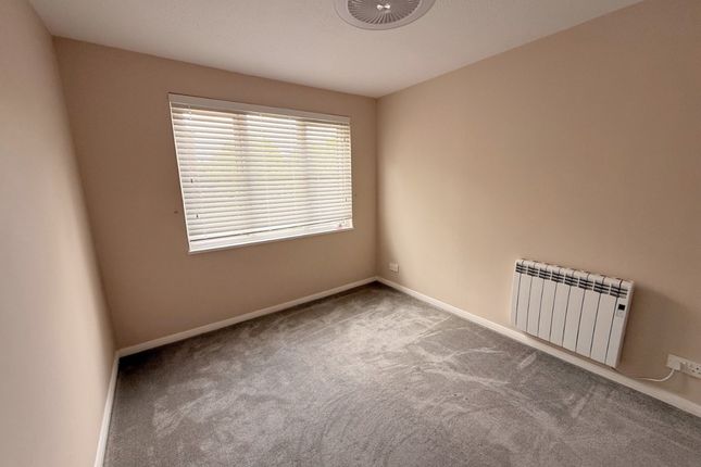 53 Hallington Close, Goldworth Park, Woking photo 4