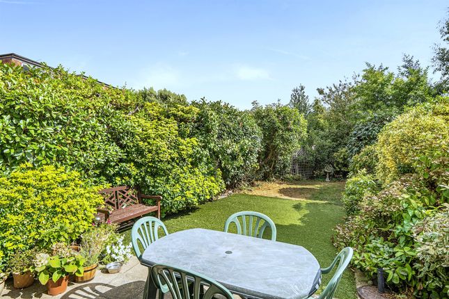 205, Churchbury Lane, Enfield photo 2
