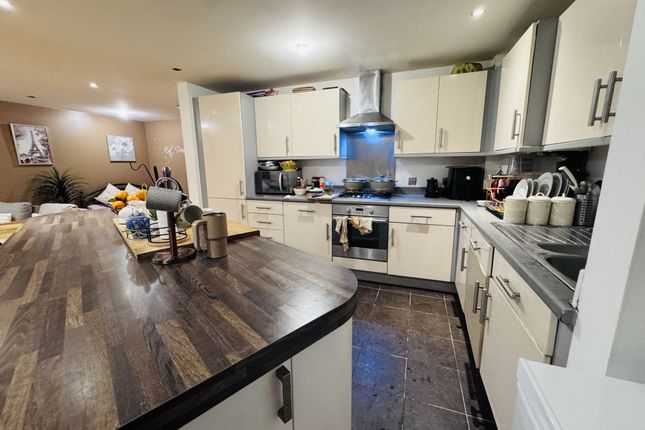 Flat 13 Oldham House 5, Grantham Road, London photo 4