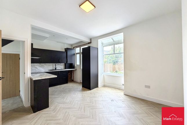 28 Moorfield Road, Salford photo 3