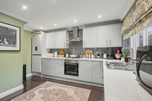 260 Beechings Way, Twydall, Kent photo 3