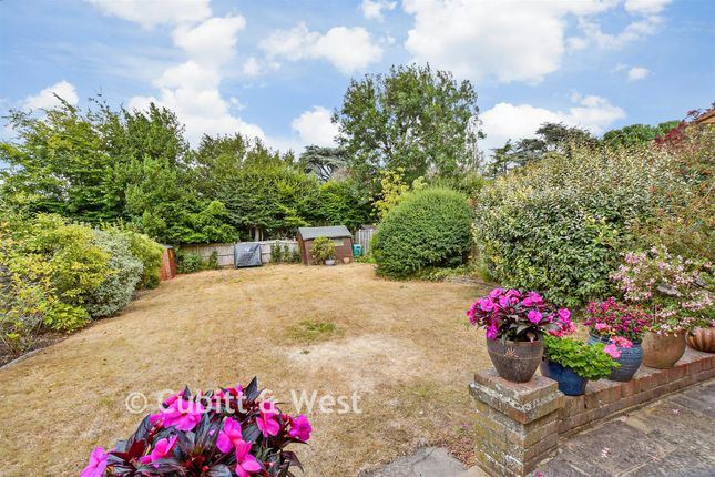 28, Grange Meadow, Banstead photo 3