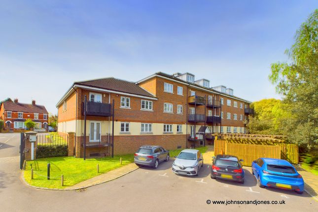 Thumbnail Flat to rent in Eastworth Road, Chertsey