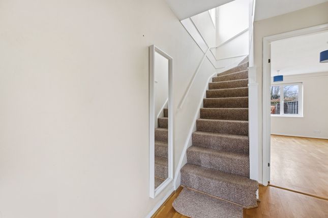 34, Elder Close, Surrey photo 4