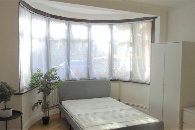 Thumbnail Room to rent in Great West Road, Hounslow