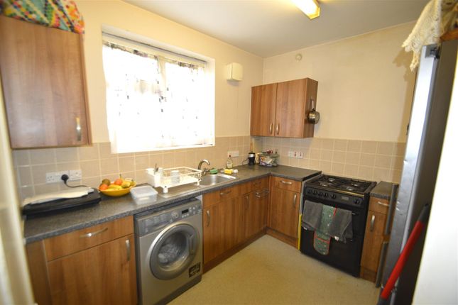 103, Fieldway, Dagenham photo 4