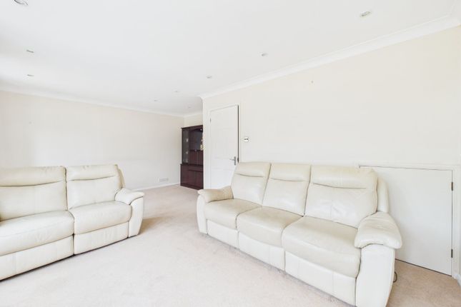 8, Birchmead, Wokingham photo 4