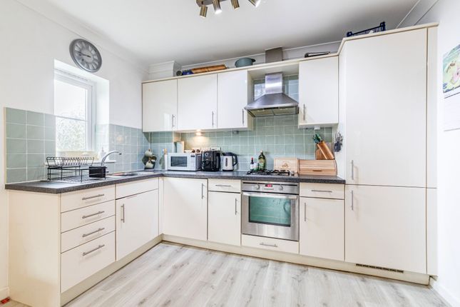 13, Holmefield Place, Addlestone photo 3