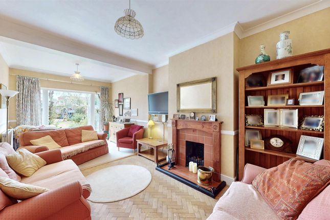 194, Woodland Gardens, Isleworth photo 2
