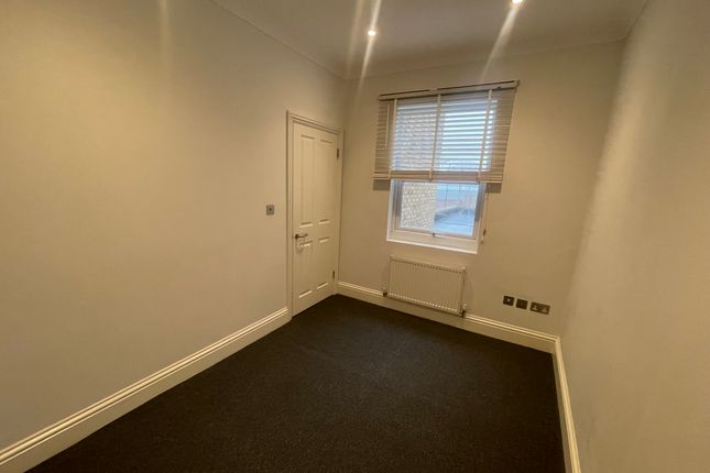 Flat 1 (A) 746, High Road, LONDON photo 4