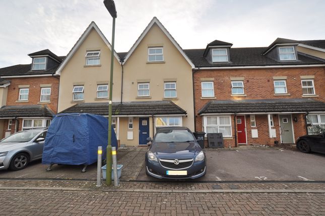 Thumbnail Town house to rent in Carisbrooke Close, Stevenage