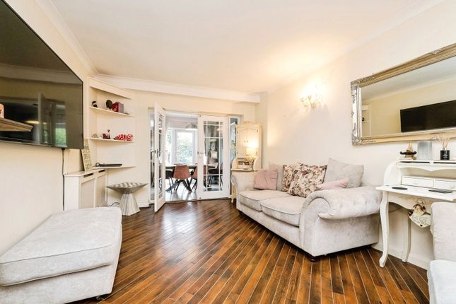 26, Wykeham Avenue, Essex photo 4