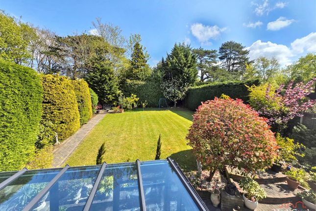 18, Heymede, Leatherhead photo 2