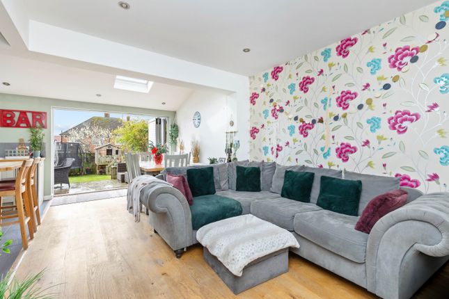 28 Downland Avenue, Southwick, West Sussex photo 2