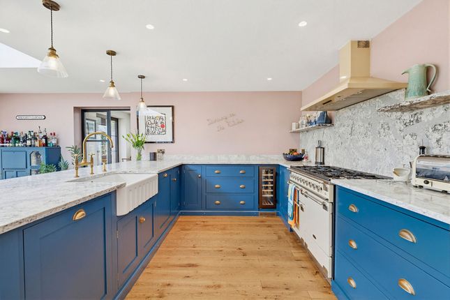 33 Greenwood Road, Thames Ditton photo 3
