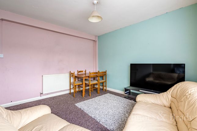 Maisonette to rent in London Road North, Lowestoft