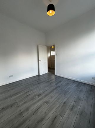 59 Carlinghow Lane, Batley photo 5