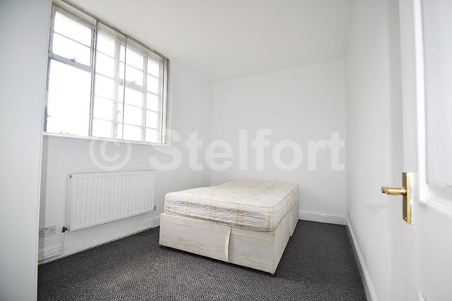 Flat 6, 391 Camden Road, London photo 5