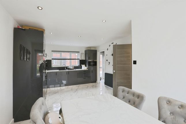 8, WARWICK photo 5