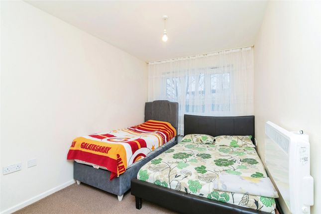 Flat for sale in Hudson Way, London