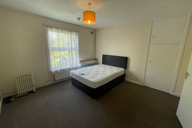 Flat to rent in Priory Road, High Wycombe