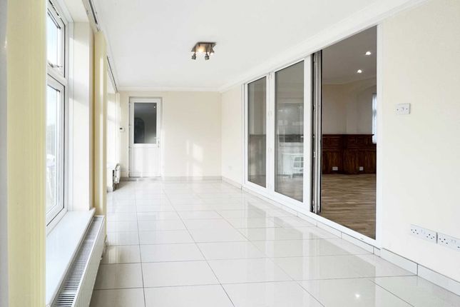 12, Woodside Close, Surbiton photo 3