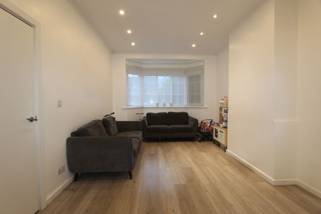 29, Sinclair Grove, London photo 3