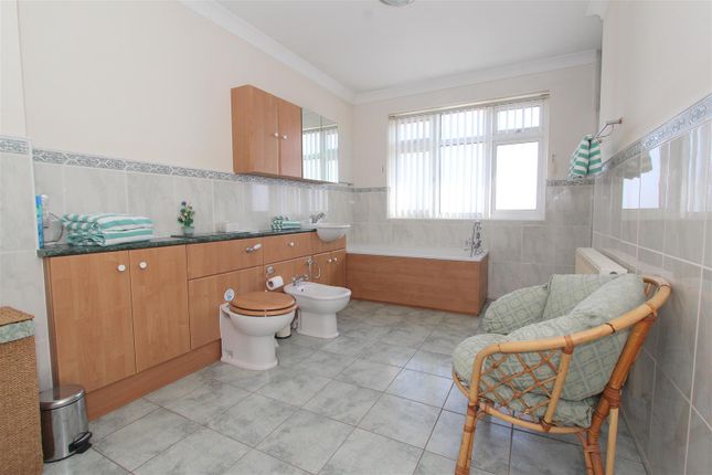 Bed 3 Ensuite.Jpg