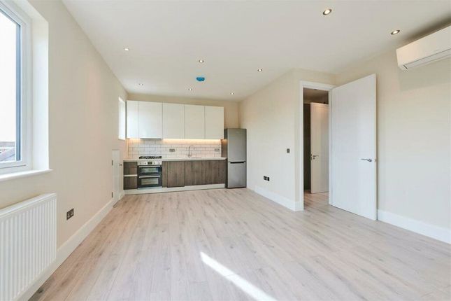 Flat to rent in Clifton Gardens, London