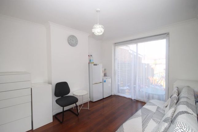 90, Middleton Avenue, Greenford photo 4