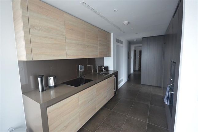 Flat to rent in Chronicle Tower, City Road, Angel, London