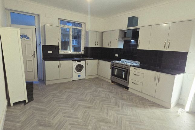 106 Newlands Place, Bradford photo 3