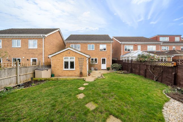 18, Honeysuckle Close, Hertford photo 4