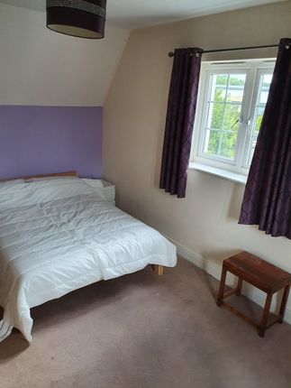 23, Warren Close, Farnham photo 5