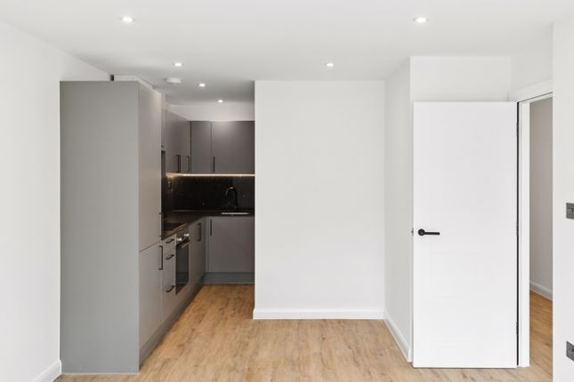Flat 6, Bridge Street, Leatherhead, Surrey, KT22 8FQ, Leatherhead photo 4