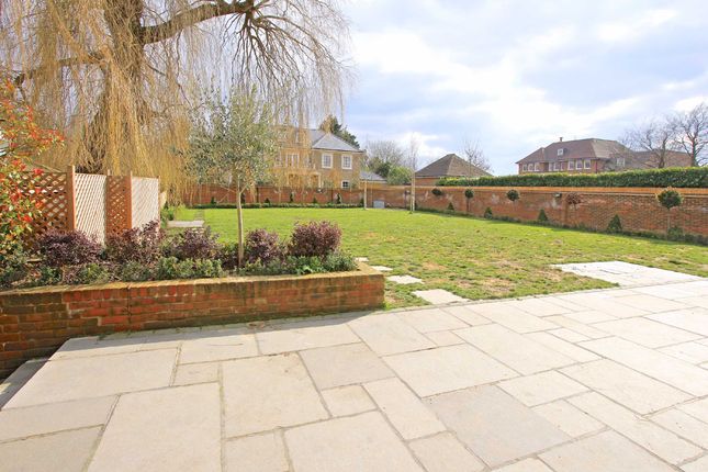 Detached house to rent in Beech Hill, Hadley Wood, Hertfordshire