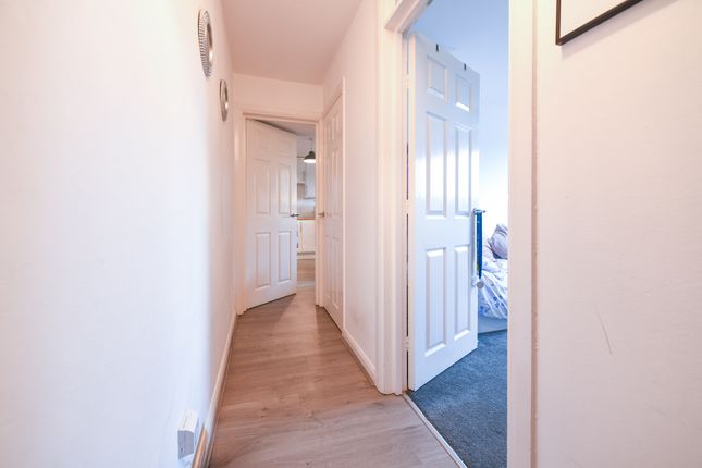 7 Weald Court, Charing Hill, Charing photo 2