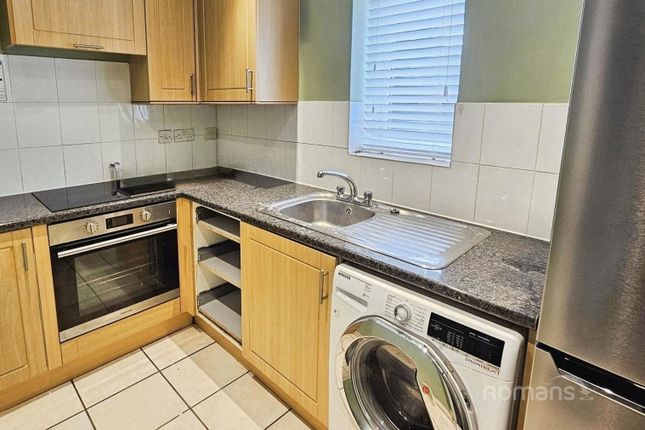 Flat 1, Grange House, Patricia Close, Berkshire photo 2
