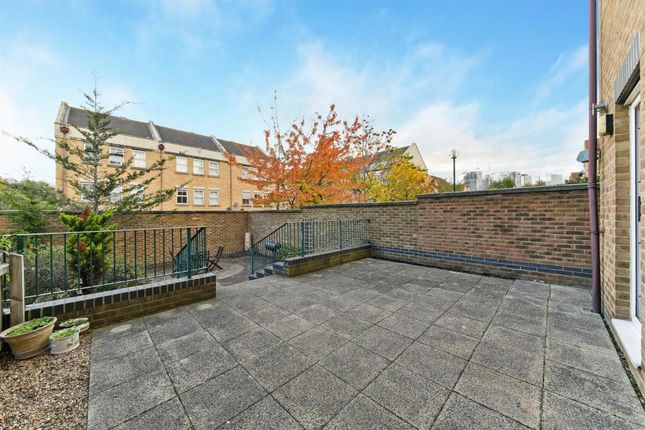 33, Schooner Close, London photo 4