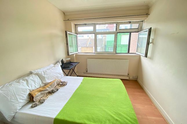 Thumbnail Room to rent in Room 1, Gilbertson House, Mellish Street