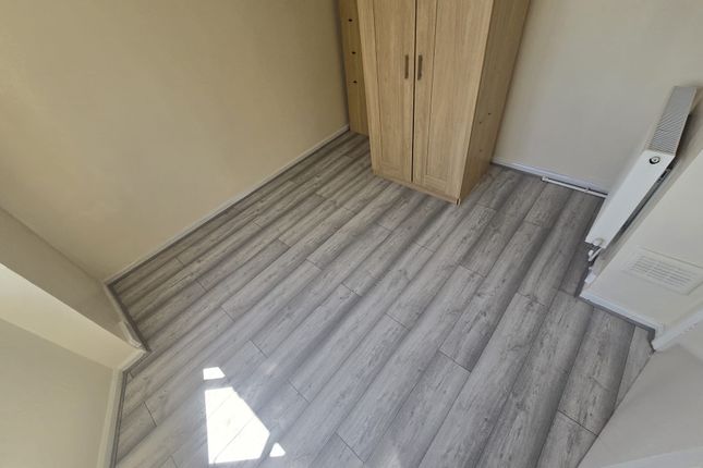 Studio house on 86 Bushgrove Road, Dagenham, £2,300/mo