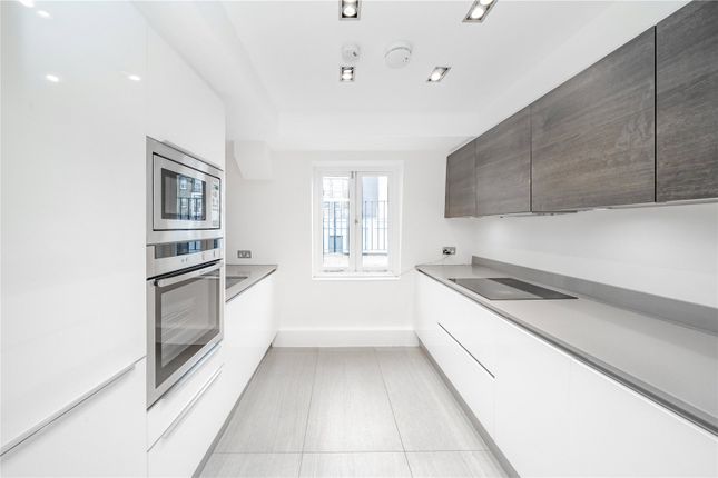 Flat to rent in Baker Street, London