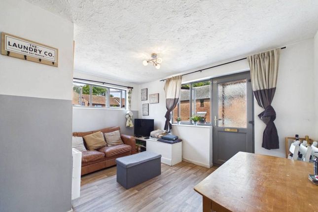 16, Hilton Close, Essex photo 4