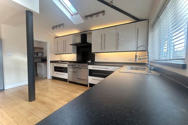 108 Godalming Avenue, Wallington photo 3